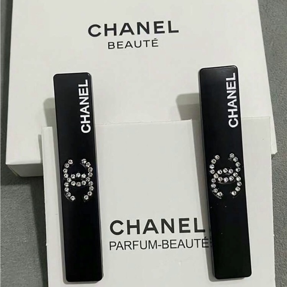 CHANEL Black Rectangular Hair Clips with Crystal CC Motif - Picture 2 of 2